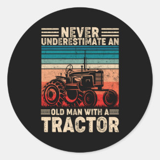 Unterschätze nie einen Alten mit einem Traktor auf Runder Aufkleber