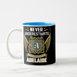 Unterschätze niemals die Macht einer Adelaide Zweifarbige Tasse