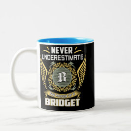 Unterschätze niemals die Macht einer Bridget Zweifarbige Tasse