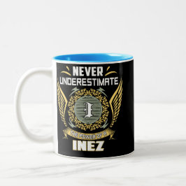 Unterschätze niemals die Macht einer Inez Zweifarbige Tasse