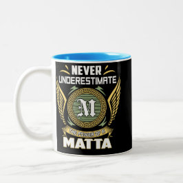 Unterschätze niemals die Macht einer Matta Zweifarbige Tasse