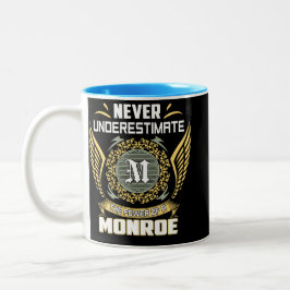 Unterschätze niemals die Macht einer Monroe Zweifarbige Tasse