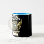 Unterschätze niemals die Macht einer Pera Zweifarbige Tasse (Vorderseite Links)