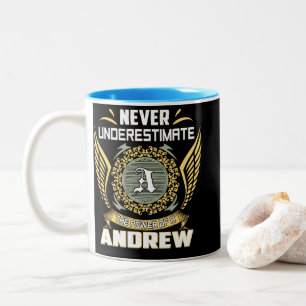 Unterschätze niemals die Macht eines Andrew Zweifarbige Tasse