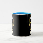 Unterschätze niemals die Macht eines Armen Zweifarbige Tasse (Mittel)