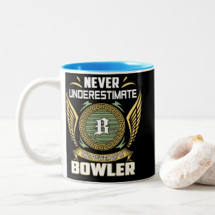 Unterschätze niemals die Macht eines Bowlers Zweifarbige Tasse