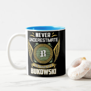 Unterschätze niemals die Macht eines Bukowski Zweifarbige Tasse