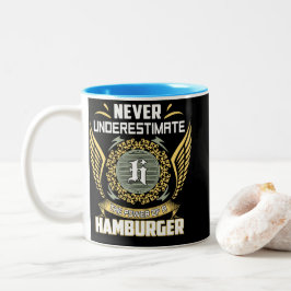 Unterschätze niemals die Macht eines Hamburgers Zweifarbige Tasse