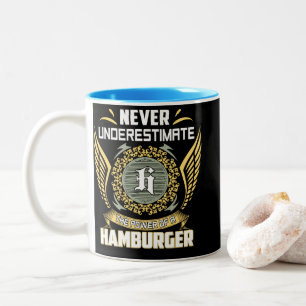 Unterschätze niemals die Macht eines Hamburgers Zweifarbige Tasse