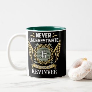 Unterschätze niemals die Macht eines Kevinver Zweifarbige Tasse