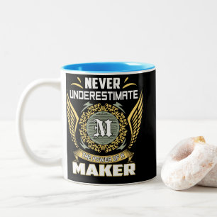 Unterschätze niemals die Macht eines Makers Zweifarbige Tasse