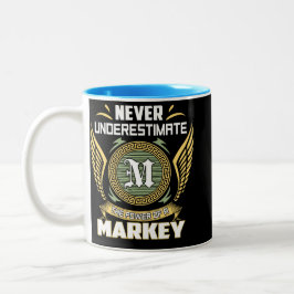 Unterschätze niemals die Macht eines Markey Zweifarbige Tasse