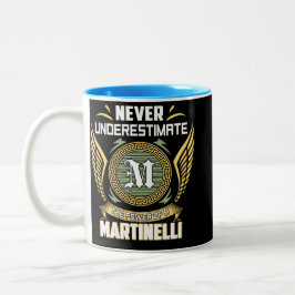 Unterschätze niemals die Macht eines Martinelli Zweifarbige Tasse