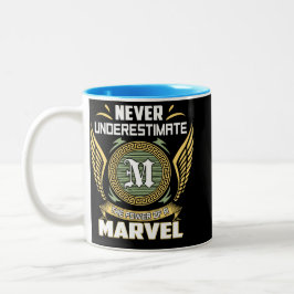 Unterschätze niemals die Macht eines Marvel Zweifarbige Tasse