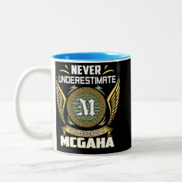 Unterschätze niemals die Macht eines Mcgaha Zweifarbige Tasse