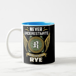Unterschätze niemals die Macht eines Roggens Zweifarbige Tasse