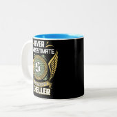 Unterschätze niemals die Macht eines Schellers Zweifarbige Tasse (Vorderseite Links)