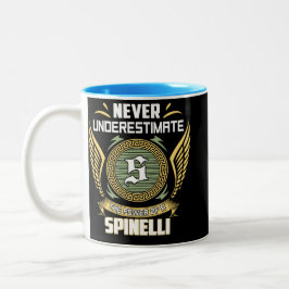 Unterschätze niemals die Macht eines Spinelli Zweifarbige Tasse