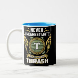 Unterschätze niemals die Macht eines Thrash Zweifarbige Tasse