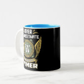 Unterschätze niemals die Macht eines Wimers Zweifarbige Tasse (Vorderseite Links)