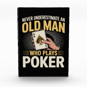 Unterschätze niemals die Pokerkarte des alten Mann Fotoblock