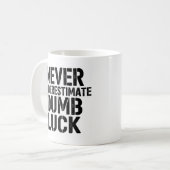 "Unterschätze niemals Dumb Luck" Spruch Kaffeetasse (Vorderseite Links)