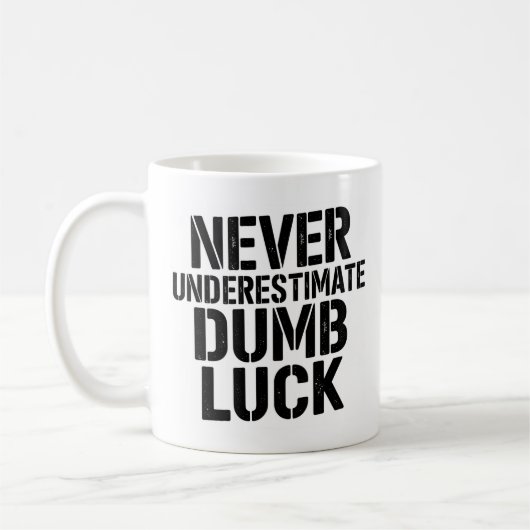"Unterschätze niemals Dumb Luck" Spruch Kaffeetasse (Links)