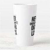 "Unterschätze niemals Dummes Glück" Spruch Milchtasse (Vorderseite)