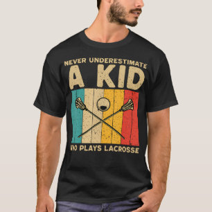 Unterschätze niemals ein Kind, das Lacrosse spielt T-Shirt