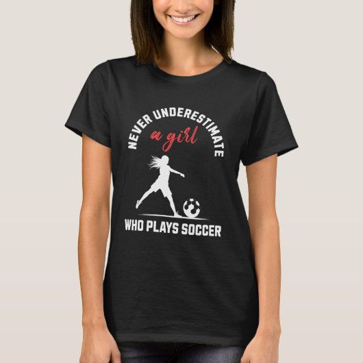 Unterschätze niemals ein Mädchen, das Fußball spie T-Shirt (Vorderseite)