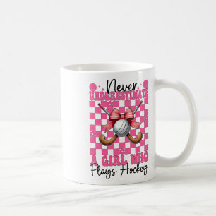 Unterschätze niemals ein Mädchen, das Hockey spiel Kaffeetasse
