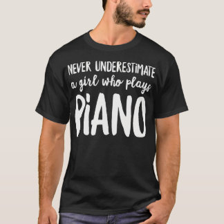 Unterschätze niemals ein Mädchen, das Klavier spie T-Shirt