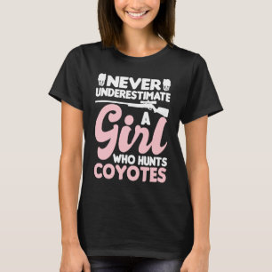 Unterschätze niemals ein Mädchen, das Kojoten jagt T-Shirt