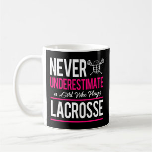 Unterschätze niemals ein Mädchen, das Lacrosse spi Kaffeetasse