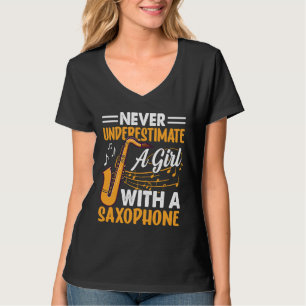 Unterschätze niemals ein Mädchen mit einem Saxopho T-Shirt
