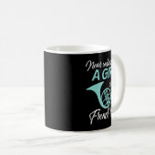 Unterschätze niemals ein Mädchen mit einer französ Kaffeetasse (VorderseiteRechts)