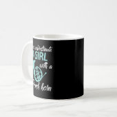 Unterschätze niemals ein Mädchen mit einer französ Kaffeetasse (Vorderseite Links)