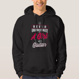 Unterschätze niemals ein Mädchen mit Gitarre Hoodie