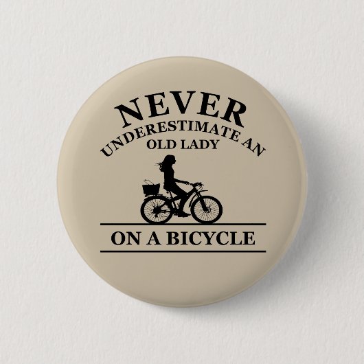 Unterschätze niemals eine alte Dame auf einem Fahr Button (Vorderseite)