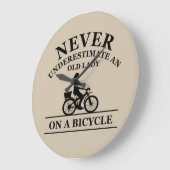 Unterschätze niemals eine alte Dame auf einem Fahr Große Wanduhr (Winkel)