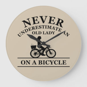 Unterschätze niemals eine alte Dame auf einem Fahr Große Wanduhr