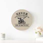 Unterschätze niemals eine alte Dame auf einem Fahr Große Wanduhr (Zuhause)