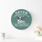 Unterschätze niemals eine alte Dame auf einem Fahr Große Wanduhr (Zuhause)