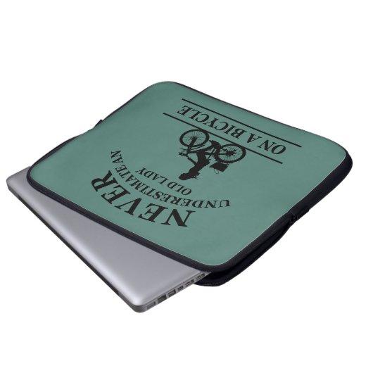 Unterschätze niemals eine alte Dame auf einem Fahr Laptopschutzhülle (Vorne Knopf)