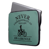 Unterschätze niemals eine alte Dame auf einem Fahr Laptopschutzhülle (Vorderseite Links)