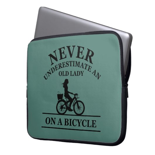Unterschätze niemals eine alte Dame auf einem Fahr Laptopschutzhülle (Vorderseite Links)