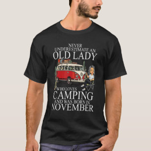 Unterschätze niemals eine alte Dame, die Camping L T-Shirt
