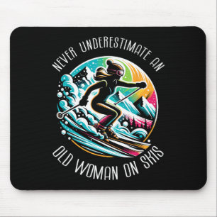 Unterschätze niemals eine alte Frau auf Skiern Ski Mousepad