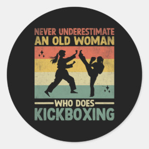 Unterschätze niemals eine alte Frau, die Kickboxen Runder Aufkleber