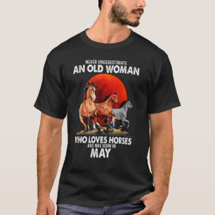 Unterschätze niemals eine alte Frau, die Pferde li T-Shirt